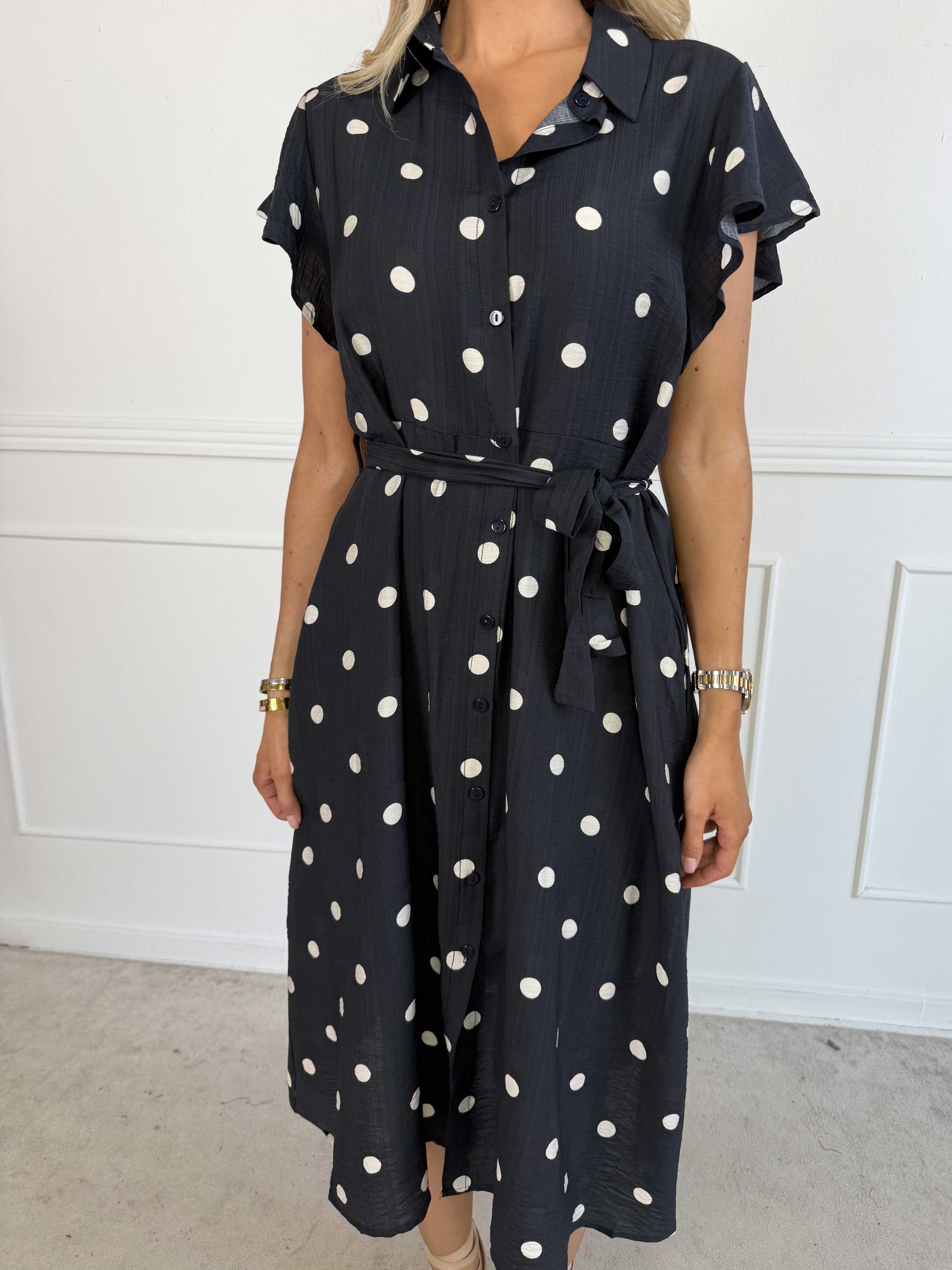 Tuva - Skjortekjole i viskose med flæseærmer og hvide prikker